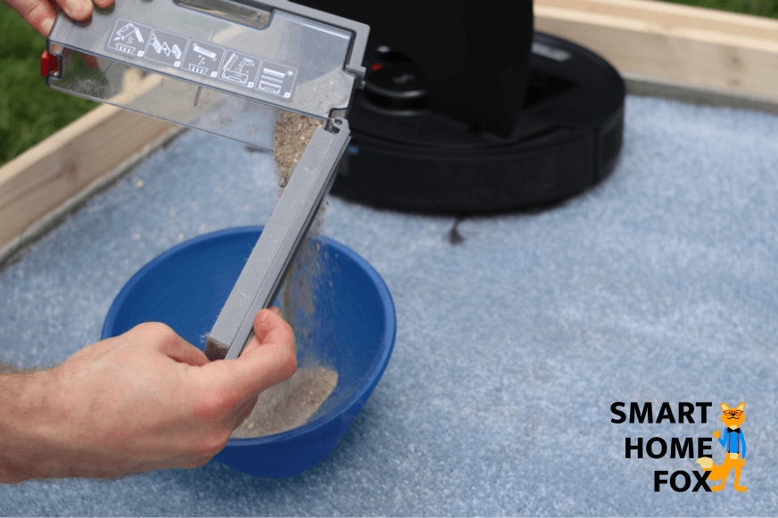 Emptying the mobile dustbin of the Ecovacs Deebot OZMO 950 by hand